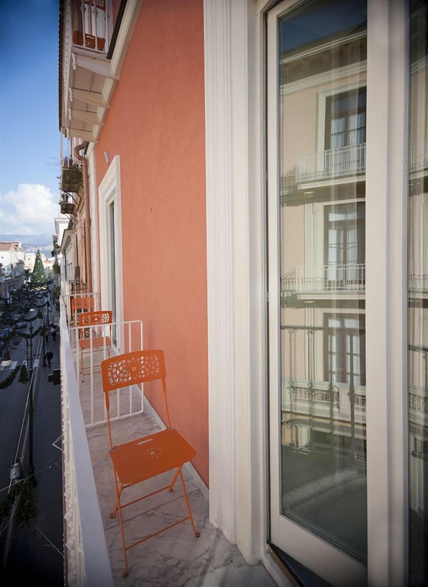 Palazzo Tasso Bed & Breakfast ซอร์เรนโต ภายนอก รูปภาพ