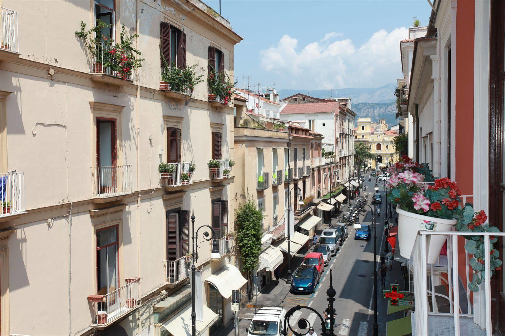 Palazzo Tasso Bed & Breakfast ซอร์เรนโต ภายนอก รูปภาพ