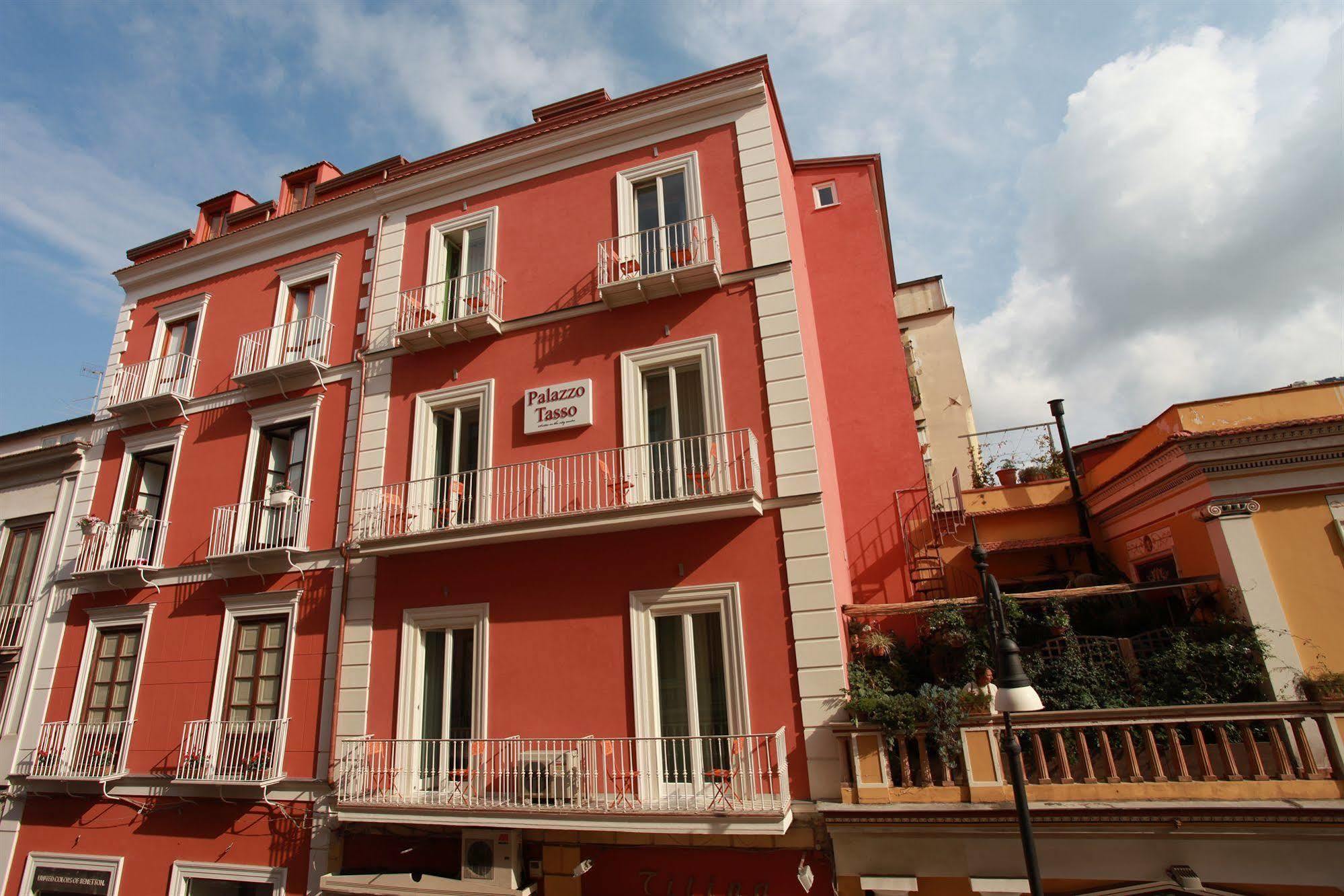 Palazzo Tasso Bed & Breakfast ซอร์เรนโต ภายนอก รูปภาพ